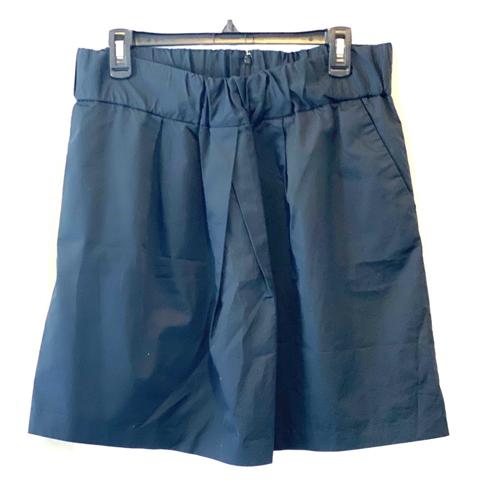 Banana Republic black skirt w/ front pleat detail